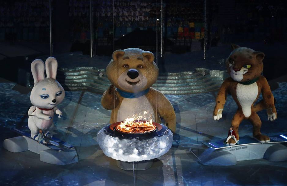 L’orso, mascotte di Sochi 2014, davanti al braciere saluta il pubblico. Arrivederci alla XXIII edizione dei Giochi olimpici invernali che si svolgeranno a Pyeongchang in Corea del Sud nel 2018 (Epa)